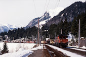 BB 1020 034 (08.03.1990, Wald/Arlberg, m. Schublok und 1020 mit Brandschutzzug)