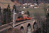 BB 1020 037 (13.03.1990, b. Dalaas, mit Brandschutzzug auf Hlltobel-Viadukt)